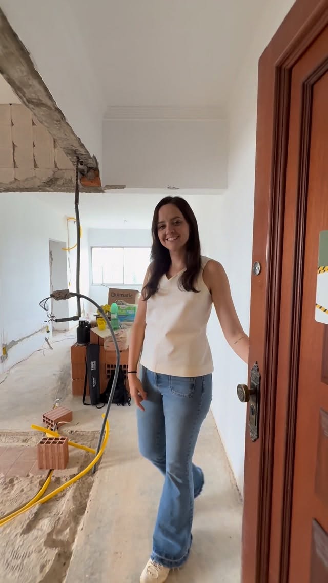 Deborah Ferraz, sócia-fundadora da EFER, acompanhando uma obra de reforma residencial